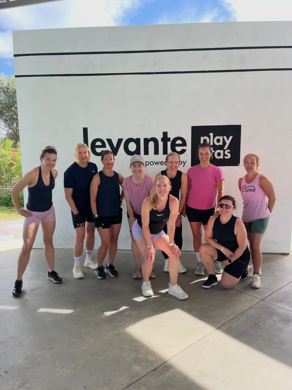 Matkan treeniryhmä Levante by Playitas -hotellin edessä