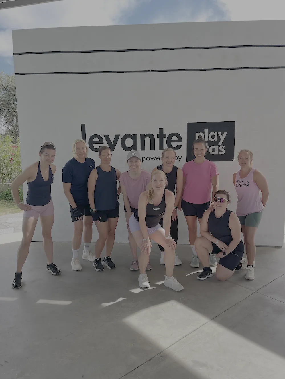 Matkan treeniryhmä Levante by Playitas -hotellin edessä