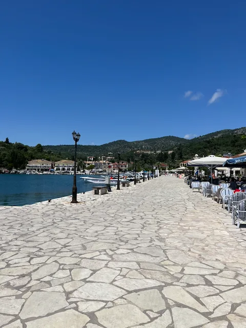 Sivotan satamapromenadi ravintoloineen