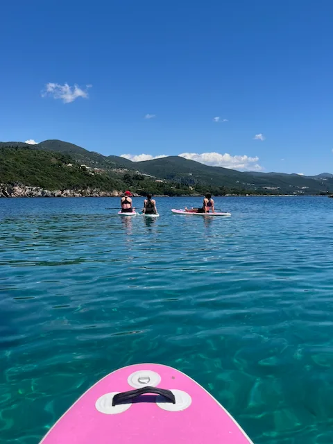 SUP-lautailua kirkkaassa vedessä